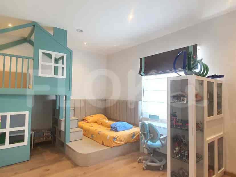 Kamar tidur anak-anak yang menyenangkan dengan tempat tidur loteng, meja, dan unit penyimpanan.