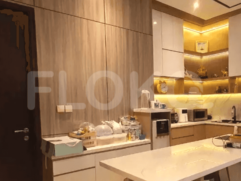 Dapur modern dengan lemari kayu, meja putih, dan peralatan stainless steel.