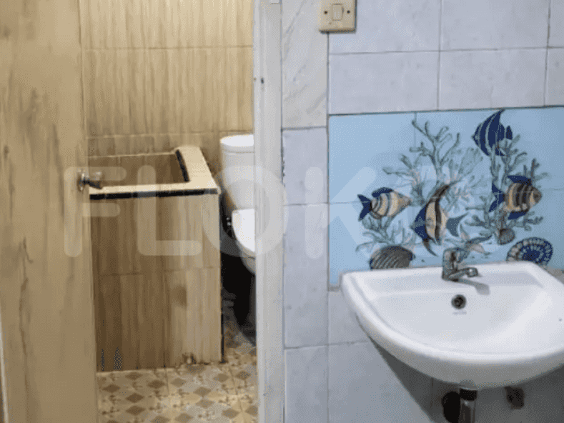 Kamar mandi dengan meja rias, wastafel, dan toilet.