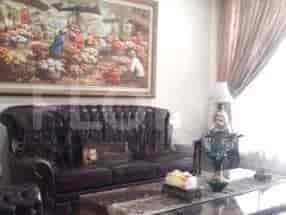 Ruang tamu mewah yang menampilkan sofa kulit, karya seni, dan lampu gantung.