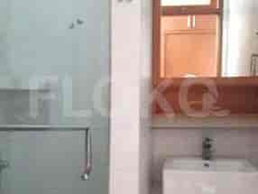 Kamar mandi modern dengan wastafel, cermin, dan jendela.