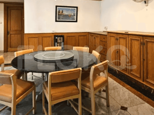 A dining room with a round table and chairs.