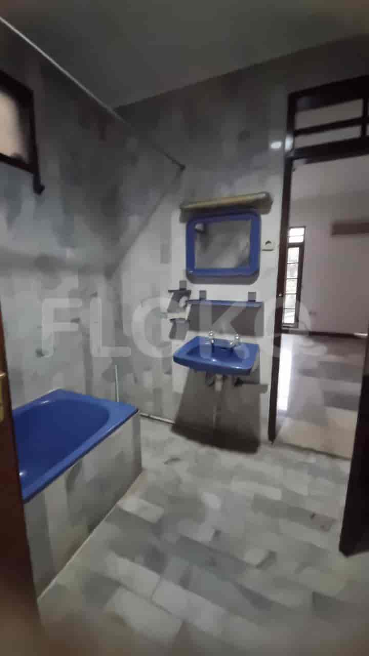 A bathroom with a bathtub and a blue sink.