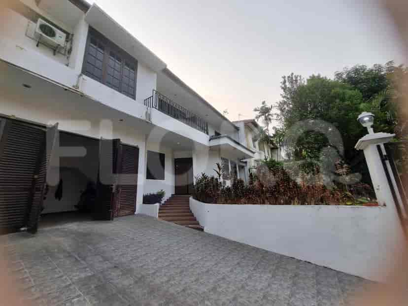 A view of the house's entrance with a driveway and an air conditioning unit.