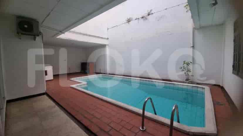 A view of the swimming pool.