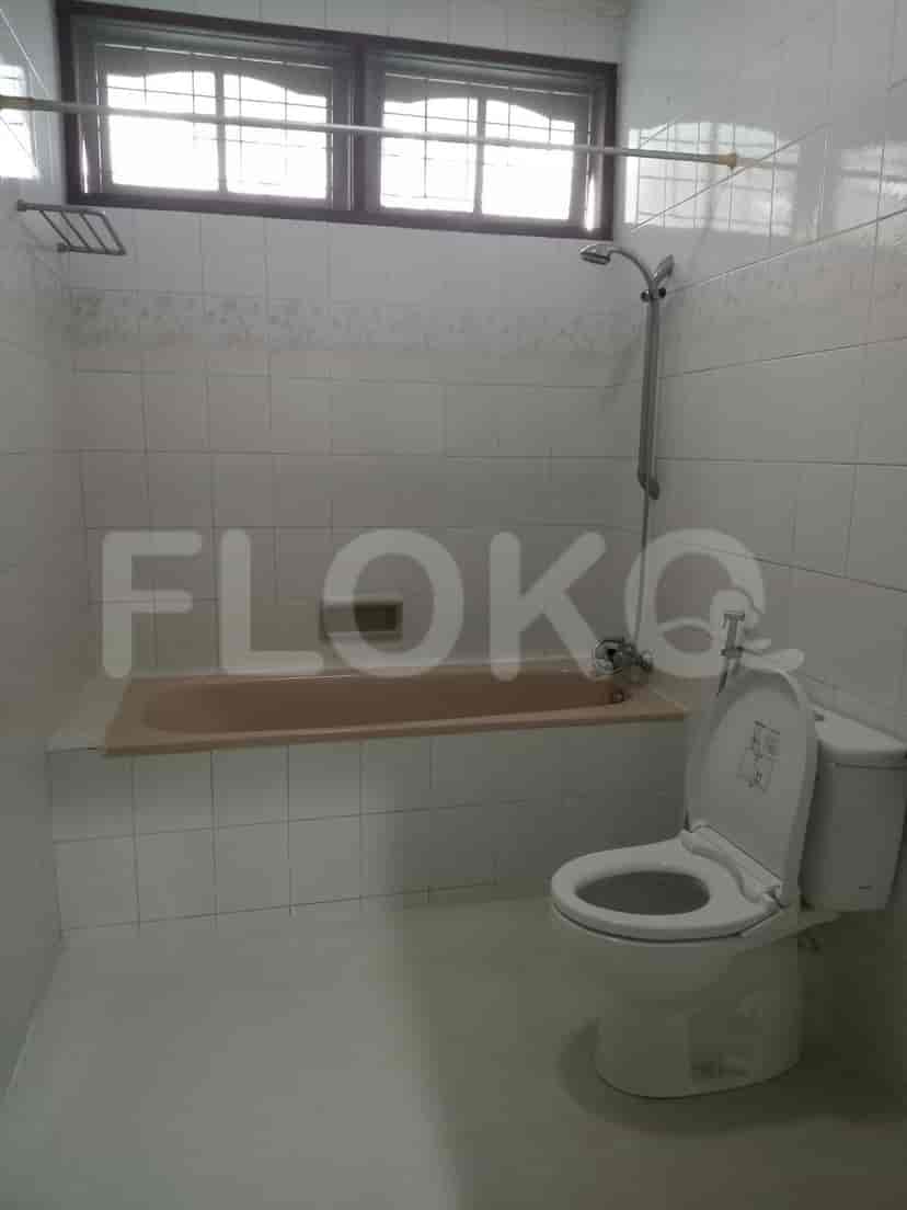 A bathroom with a built-in bathtub, toilet, and shower.