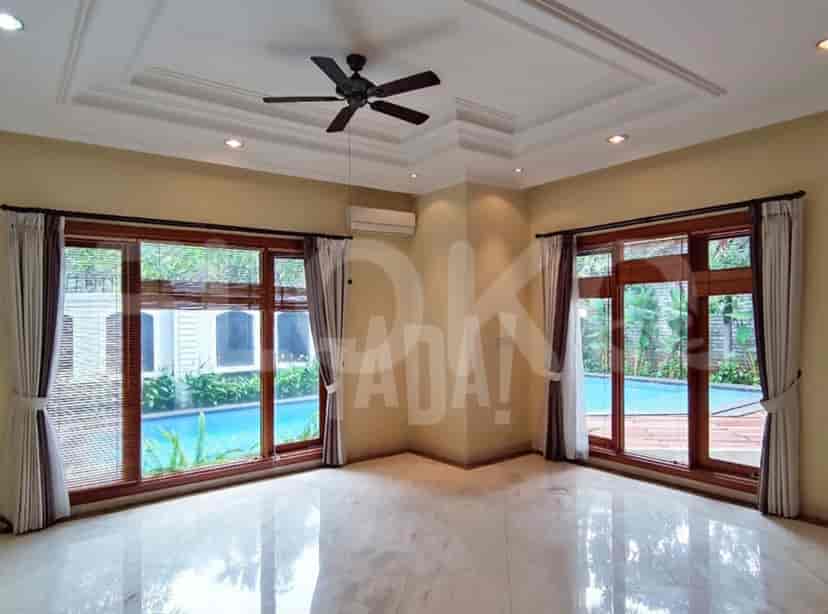 A living room with a pool view and a ceiling fan.