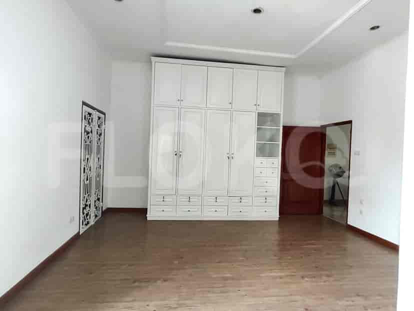 A bedroom with a built-in wardrobe.