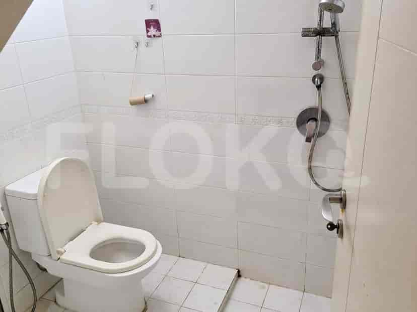 A bathroom with a toilet and a shower.