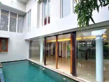 A view of the exterior of the house showcasing a swimming pool with large glass doors.