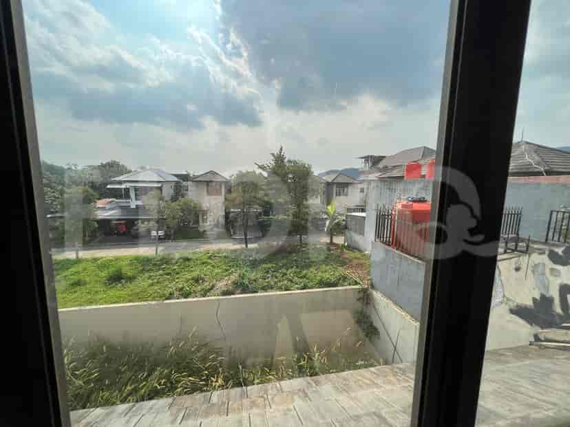 A view from the upper floor window that overlooks the neighborhood.