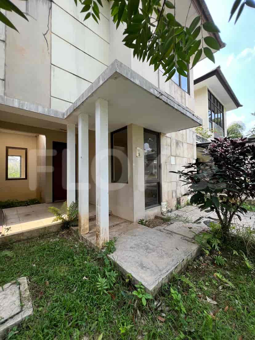 A covered entrance to the house with columns.