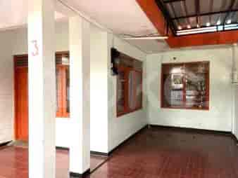 Eksterior rumah dengan teras tertutup dan pintu masuk.
