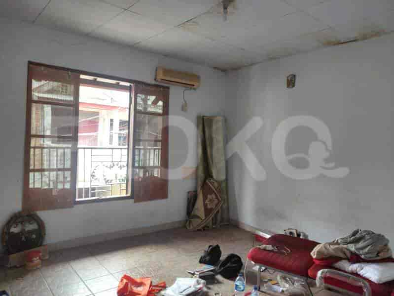 A bedroom with window, air conditioning and a bed