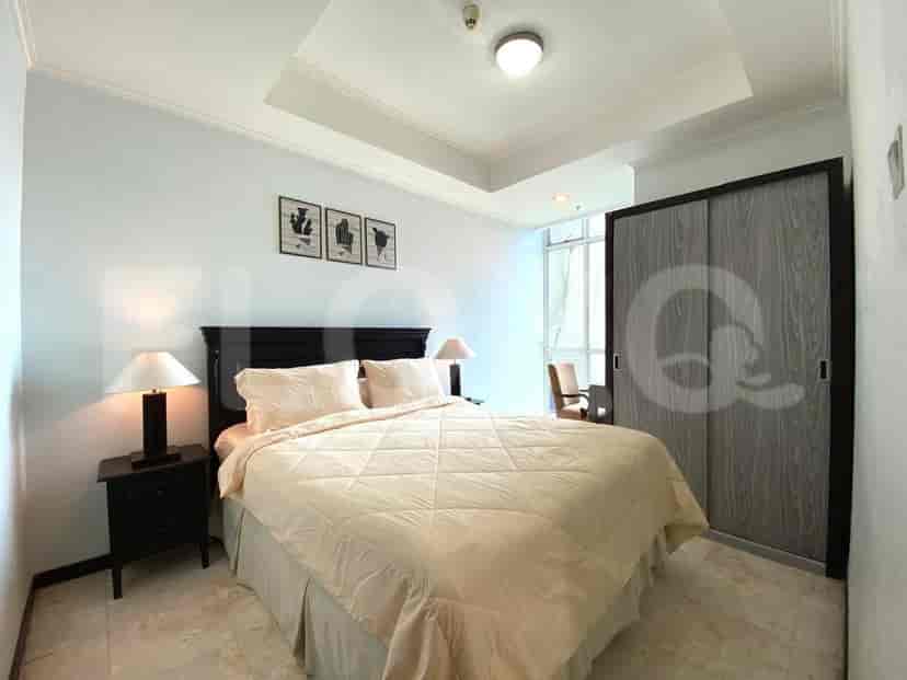 Kamar tidur modern dengan tempat tidur besar dan lemari.
