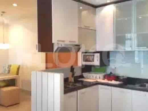 Dapur modern dengan lemari dan peralatan berwarna putih.