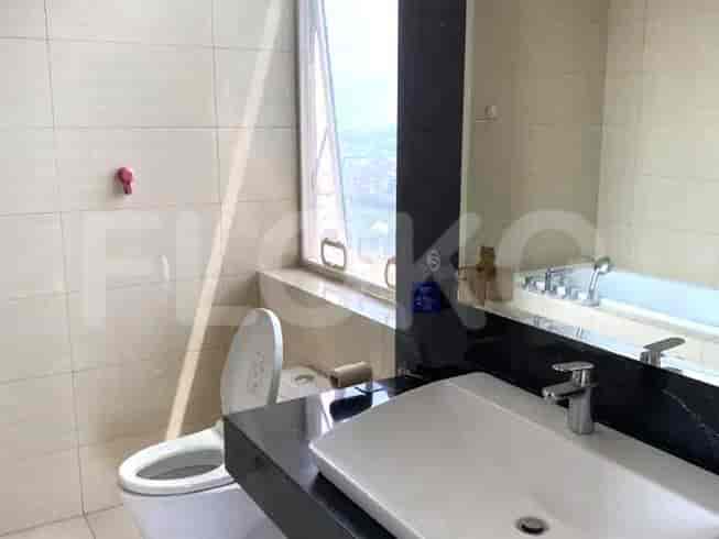 Modern bathroom with a toilet, sink, and bathtub.