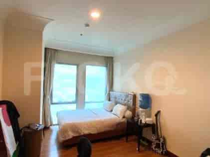 Kamar tidur modern dengan tempat tidur ganda, jendela, dan dispenser air.