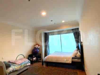 Kamar tidur dengan tempat tidur, tempat tidur kecil, dan jendela besar.