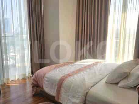 Kamar tidur utama dengan tempat tidur besar dan jendela.