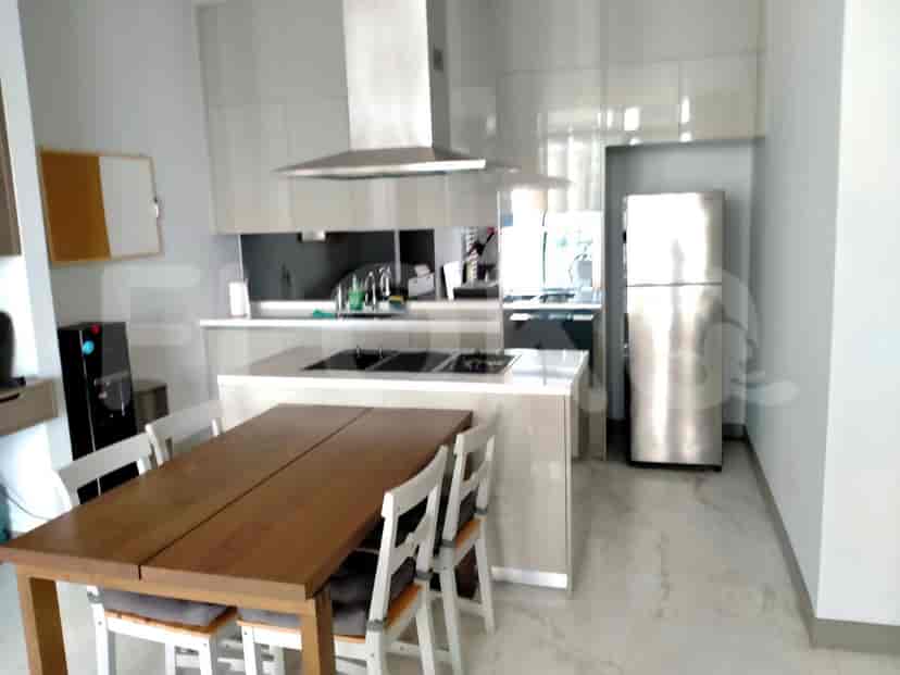 Dapur modern yang menampilkan pulau dapur, peralatan built-in, dan meja makan.