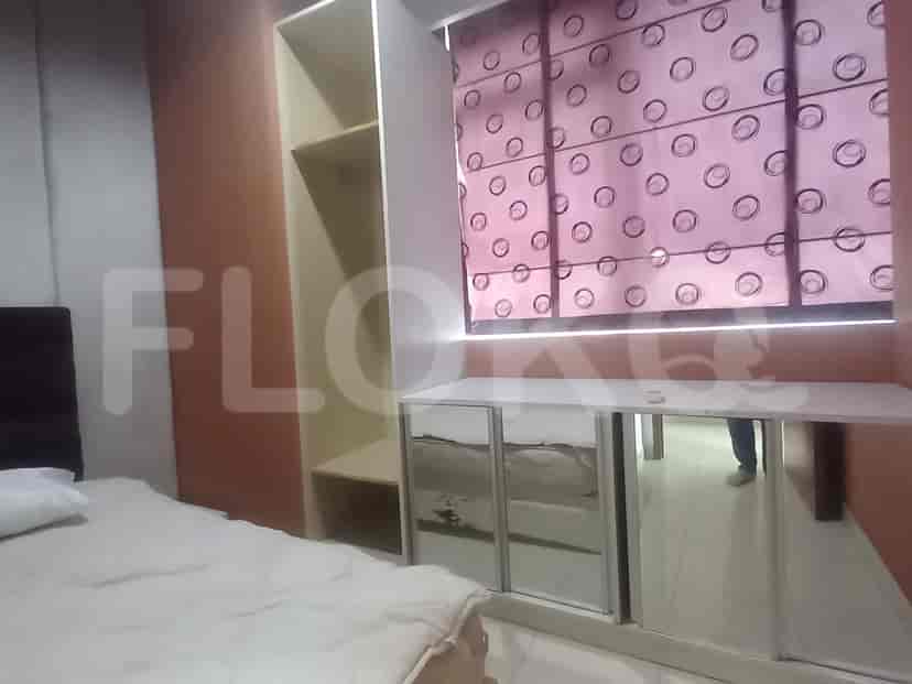 Bedroom with a single bed and wardrobe.