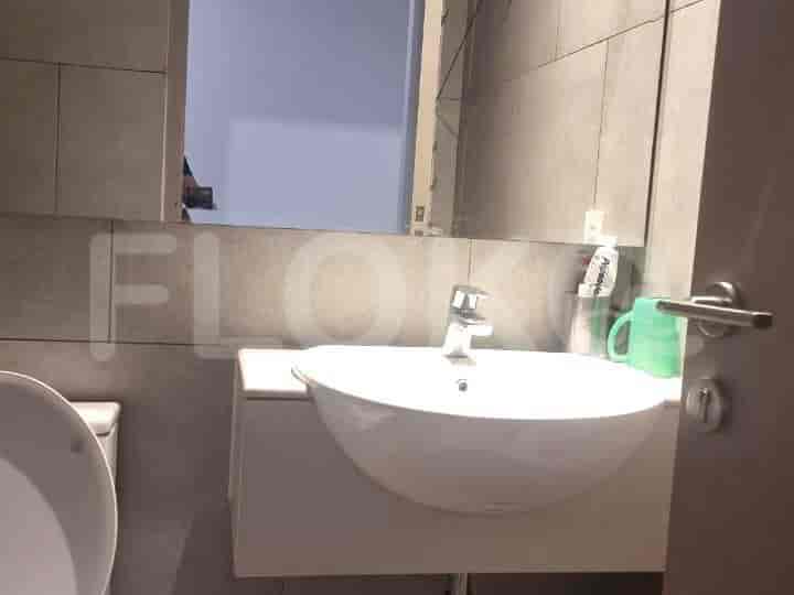 A bathroom with a sink and mirror.