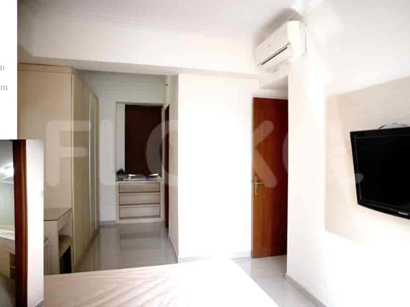 Kamar tidur dengan tempat tidur, pintu, dan lemari pakaian.