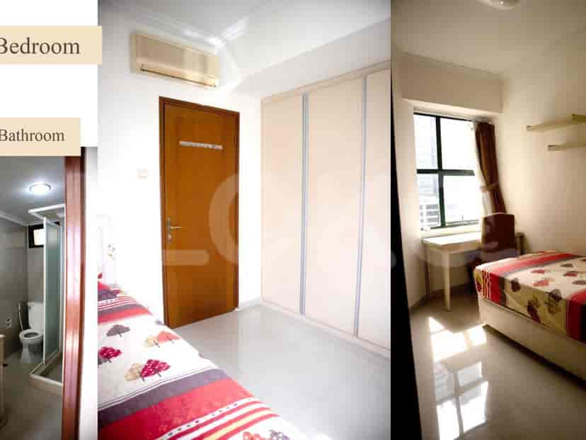 Kamar tidur dengan tempat tidur, kamar mandi terlihat.