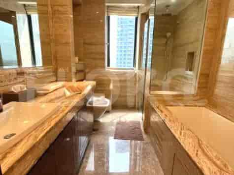 Kamar mandi mewah dengan bak mandi dan pancuran.