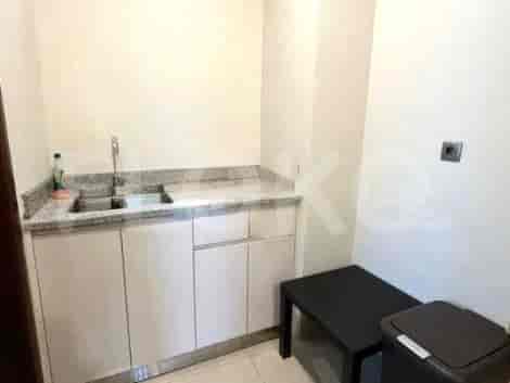 Area dapur kecil dengan lemari dan wastafel.