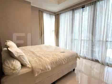 Kamar tidur dengan tempat tidur, gorden, dan suasana cerah.