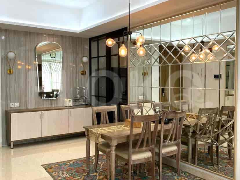 Ruang terbuka-rencana hidup dan makan dengan meja makan, cermin besar dan pencahayaan yang elegan.