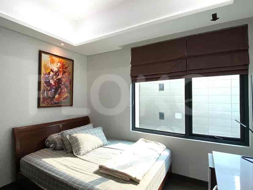 Kamar tidur yang nyaman dengan tempat tidur, karya seni, dan jendela dengan tirai.