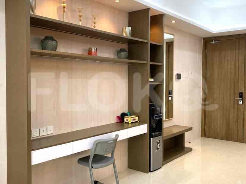 Ruang multi-fungsi dengan meja, rak, dan dispenser air built-in.