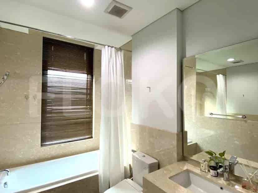 Kamar mandi kontemporer dengan bathtub, wastafel, dan tirai shower.