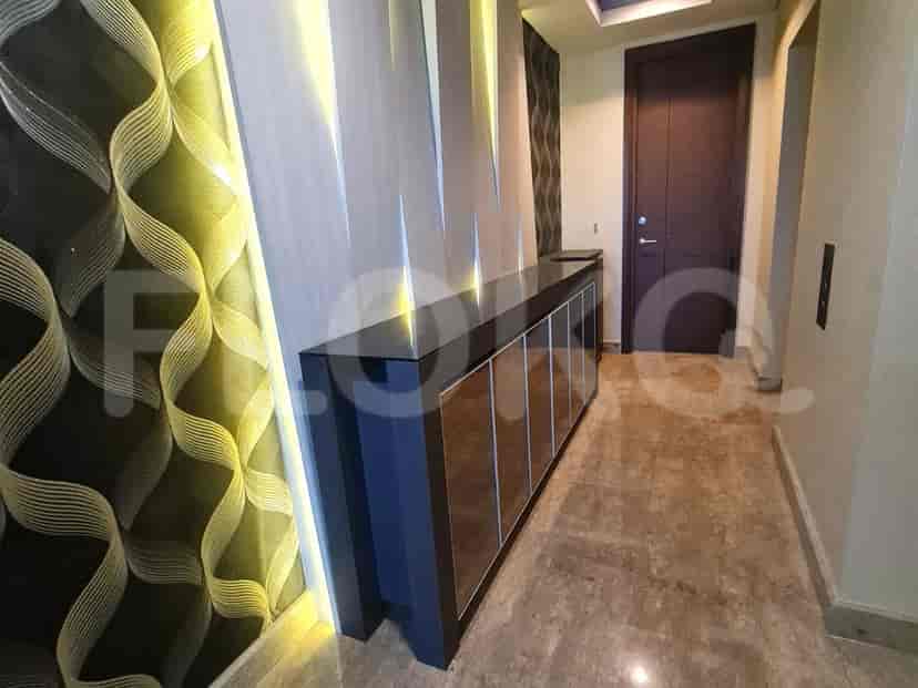Koridor dengan lemari dan pintu.