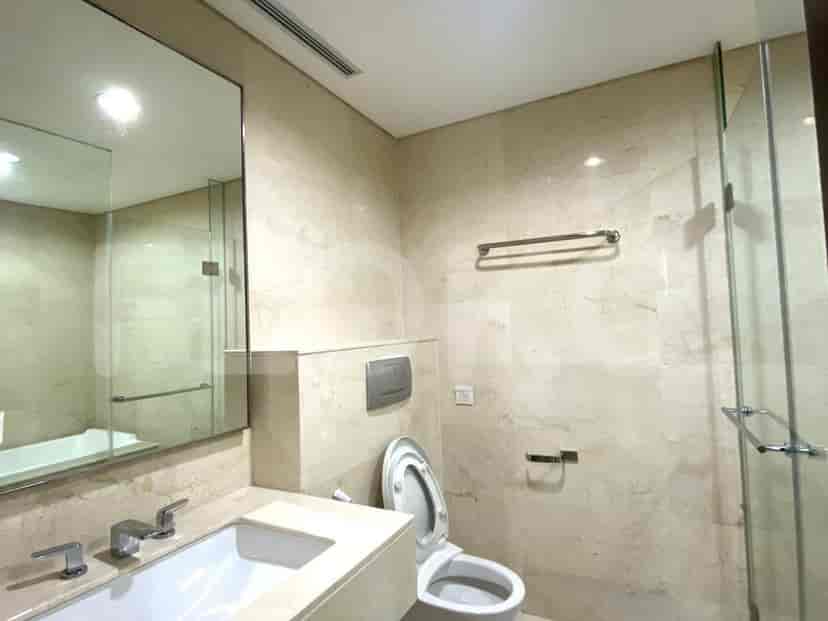 Modern bathroom featuring a mirror, a sink, a toilet, and a shower.