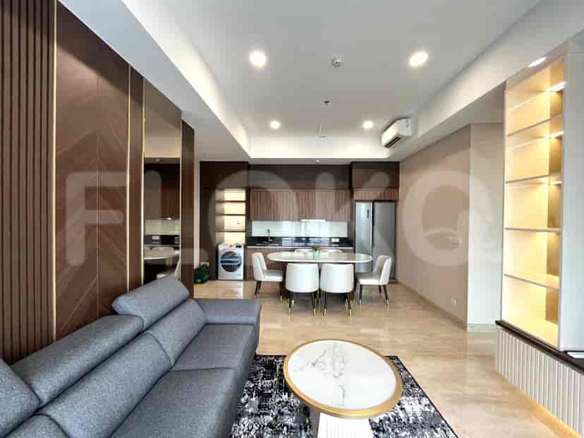 Ruang tamu modern dengan sofa abu-abu, area dapur, meja makan, dan lantai marmer.