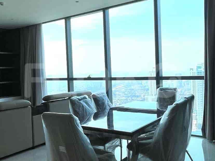 Apartemen dengan meja makan, kursi, dan pemandangan kota.