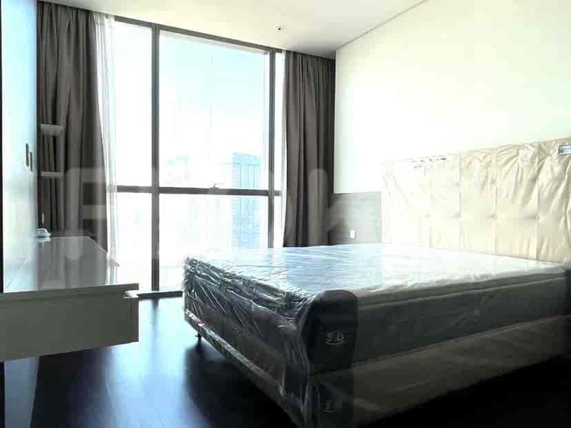 Kamar tidur modern dengan tempat tidur besar di dekat jendela.