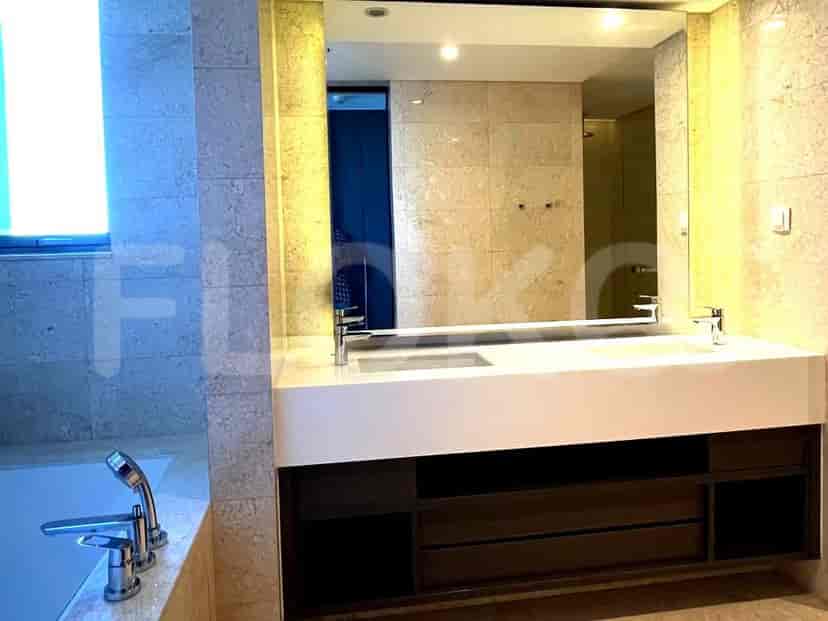 Kamar mandi mewah dengan meja rias ganda dan dinding berubin.