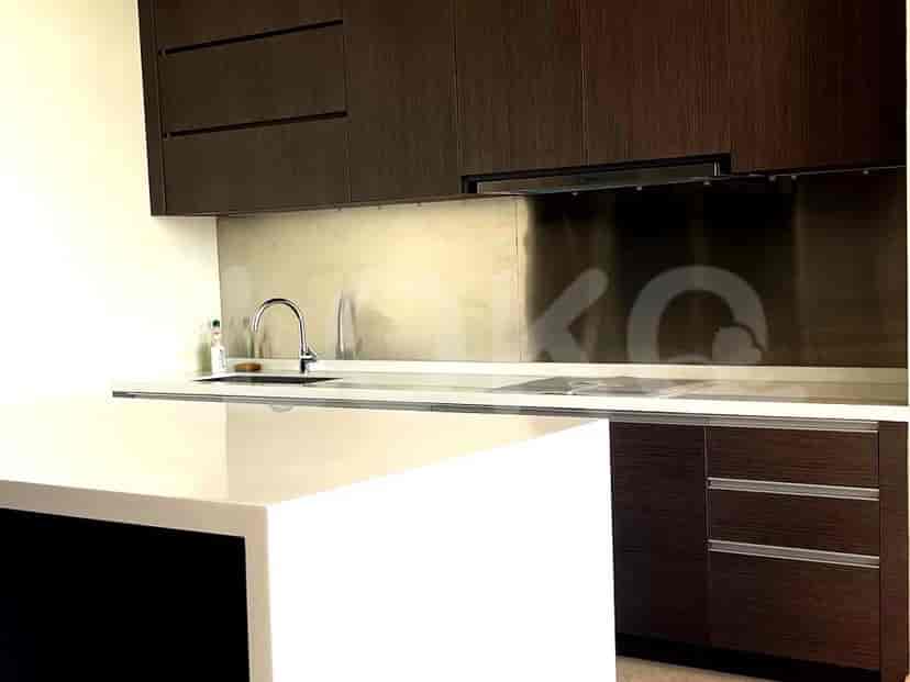Dapur dengan meja putih dan backsplash baja tahan karat.