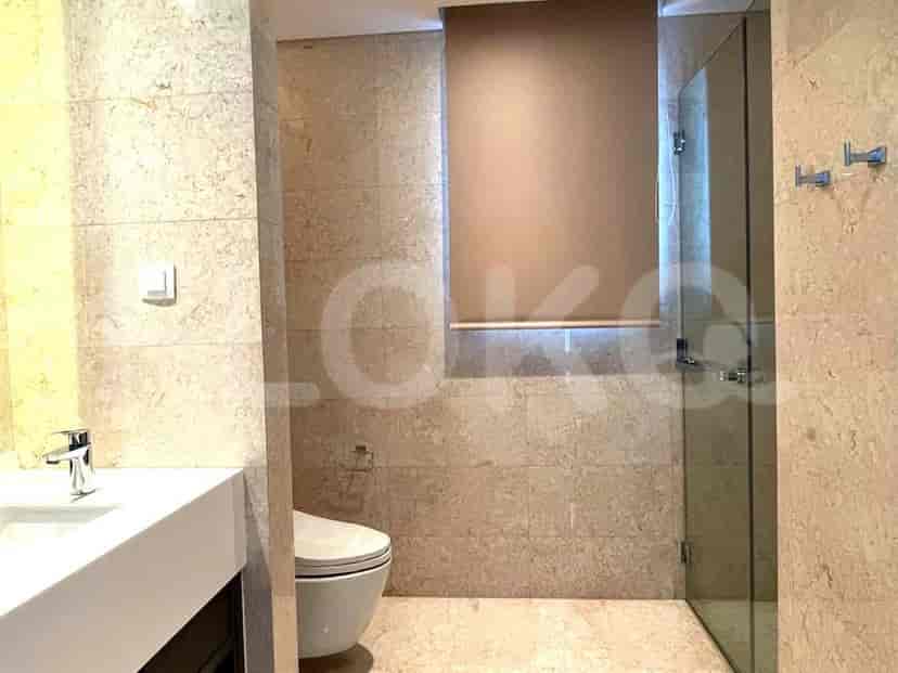 Kamar mandi dengan toilet, wastafel, dan area pancuran.