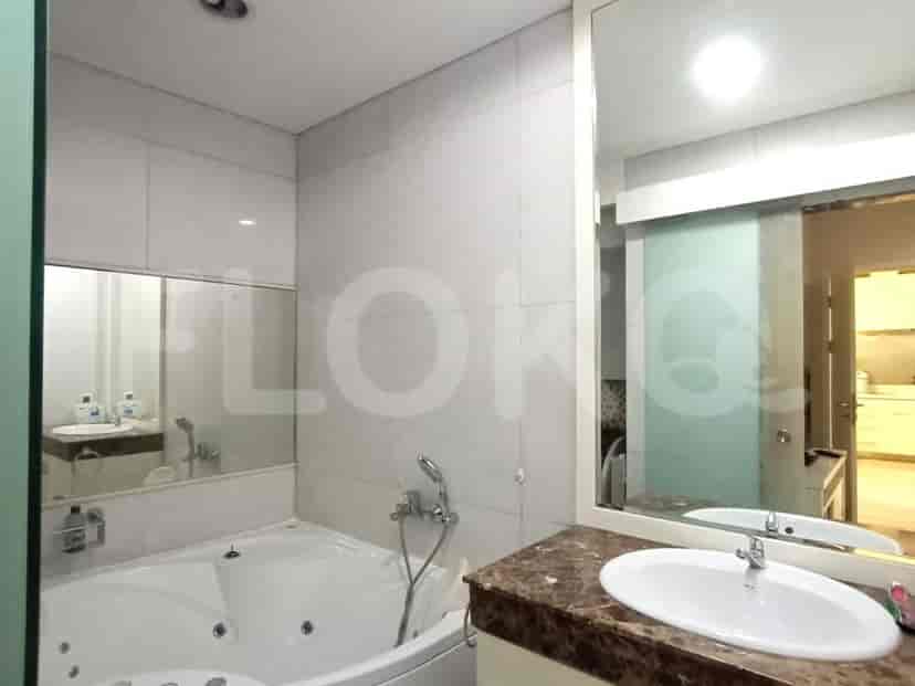 A bathroom with a bathtub and mirror.
