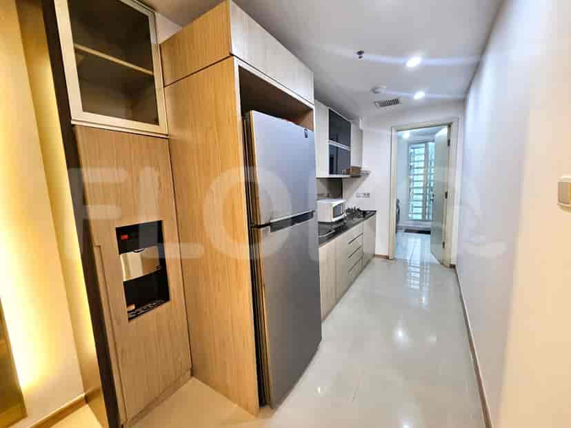 Dapur modern dengan peralatan stainless steel dan lemari kayu.