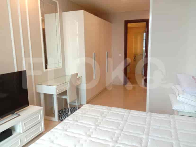 Bedroom with a desk, a bed, wardrobe and a view to the bathroom