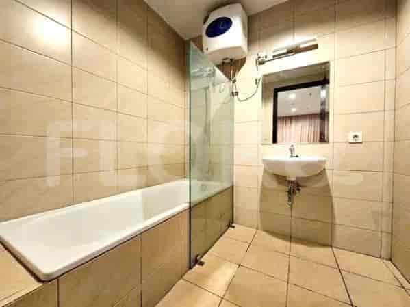 Bathroom with a bathtub, mirror, and sink.