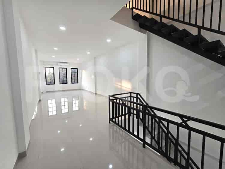 Dijual Ruko Luas 168 m2 di Jalan Utama Jati Makmur, Pondok Gede - RKSb74 3