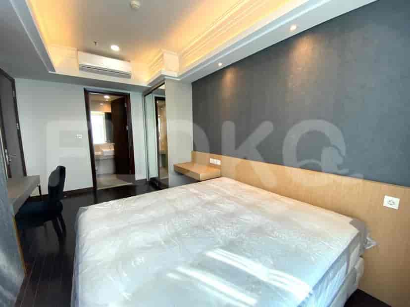 Kamar tidur dengan tempat tidur ukuran king dan meja.